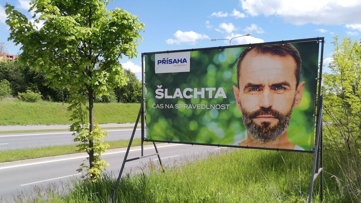 Šlachtu v Plzni propaguje nelegální obří poutač